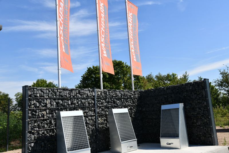 Stationen zur Mattenreinigung auf dem Gelände.