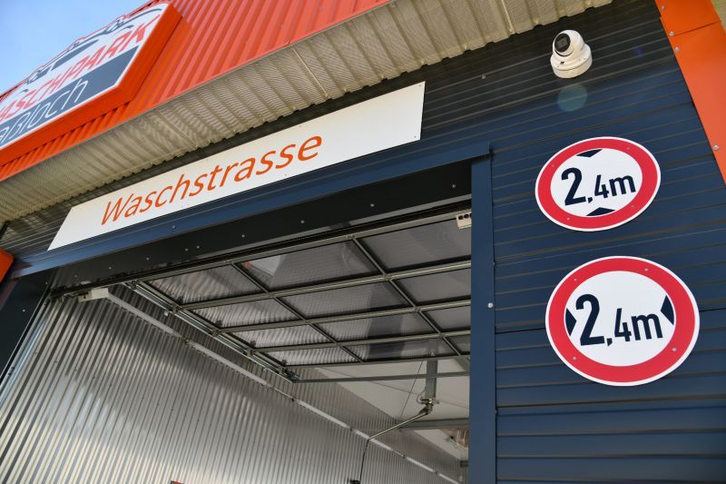 Die Einfahrt in die Waschstraße.